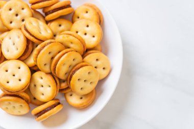 Hindistan cevizli bisküvi ve ananas reçeli.