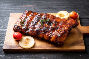 Izgara ve ızgara domuz pirzolası.