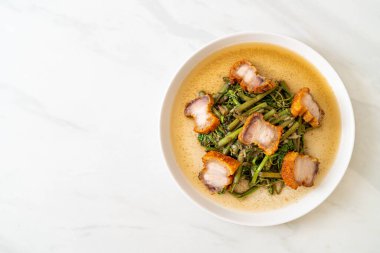 Kızarmış su mimozası ve tabakta domuz eti.