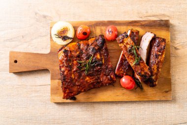 Izgara ve ızgara domuz pirzolası.