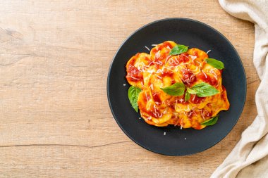 Domates soslu ve fesleğenli İtalyan usulü Ravioli.