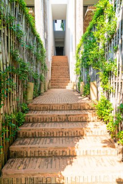 Bahçeye çıkan tuğla merdiven.