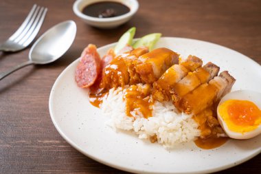 Pirinçli çıtır domuz eti ve barbekü sosu.