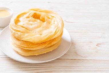 Kızarmış gevrek roti hamur ve tatlandırılmış konsantre süt.