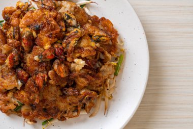 Kızarmış midyeli krep ya da midyeli omlet.