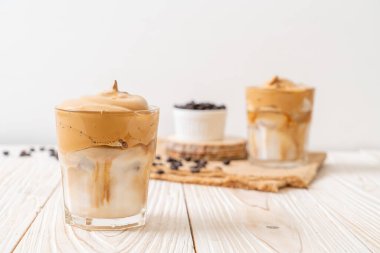 Dalgona kahvesi. Krem şantili buzlu içecek, kahve köpüğü ve süt. Covid-19 şehir karantinası sırasındaki son moda içki, ev konseptinde kalın..