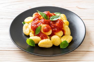 Peynirli domates soslu gnocchi - İtalyan yemeği tarzı.