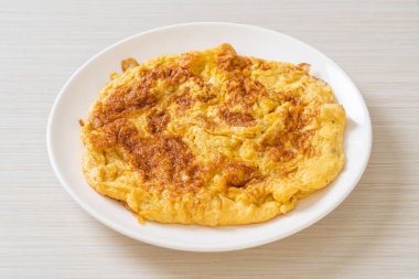 Omlet ya da ketçaplı omlet.