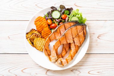 Çift ızgara somon bifteği ve sebzeli fileto.