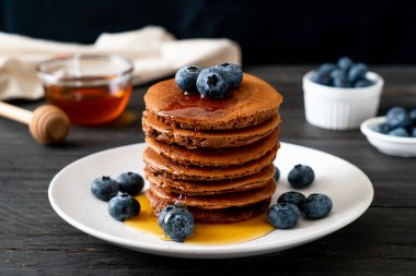 Yaban mersinli ve ballı krep yığını.