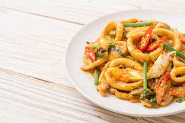 Kızarmış kalamar ya da ahtapotu tuzlu yumurtayla karıştırın - Asya yemeği tarzı