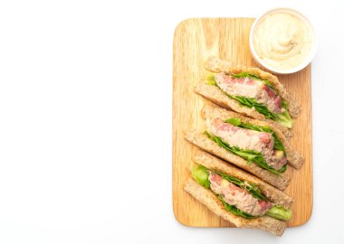Beyaz arka planda izole ev yapımı tuna sandviç