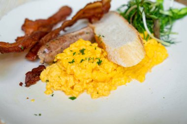 Kahvaltıda jambonlu omlet ve sosis.