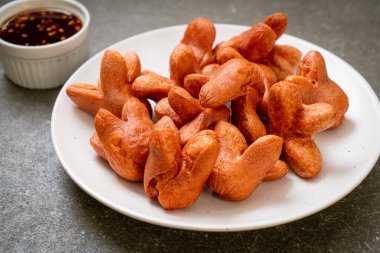 soslu kızarmış sosis.