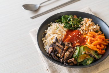 Bibimbap, Kore baharatlı salata ve pirinç kasesi. Geleneksel Kore yemeği tarzı.