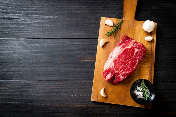 Taze çiğ biftek veya çiğ et.