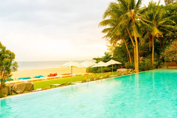 Guarda Chuva Cadeira Torno Piscina Com Vista Mar Mar Para — Fotografia de Stock