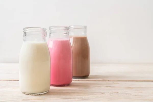 Insamling Chokladmjölk Rosa Mjölk Och Färsk Mjölk Flaska Träbord — Stockfoto