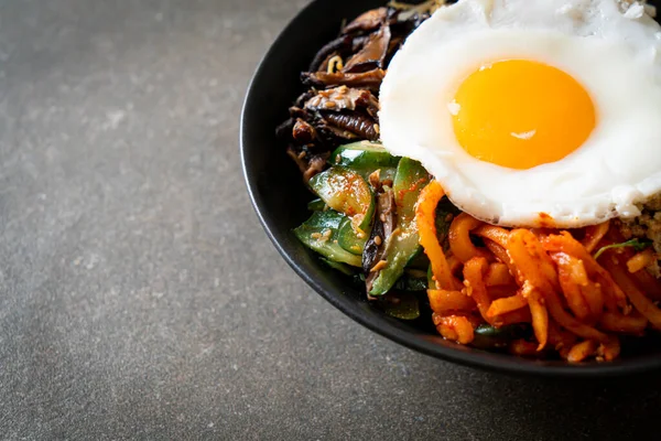 Bibimbap Salad Pedas Korea Dengan Nasi Dan Telur Goreng Gaya — Stok Foto