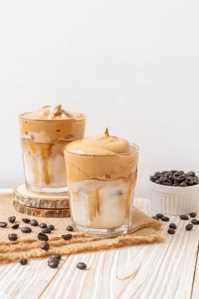 Cafeaua Dalgona Iced Pufos Cremos Biciuit Tendință Băutură Spumă Cafea — Fotografie, imagine de stoc