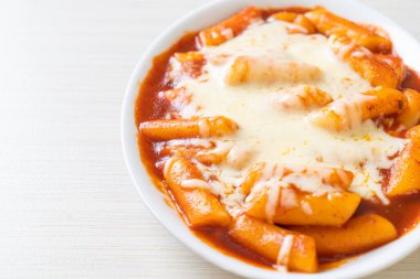 Peynirli Kore soslu Kore pirinç keki, peynirli Peynirli Tokpokki, Peynirli Tteokbokki - Kore yemeği tarzı