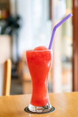 Kafe restoranında karpuz karışımı smoothie bardağı