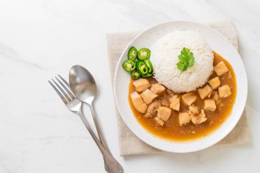 Kahverengi soslu tavuk mu yoksa pirinç soslu sos mu? Asya tarzı.