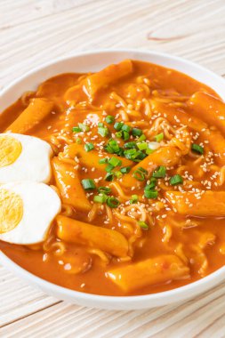 Kore hazır şehriyesi ve Kore baharatlı soslu Tteokbokki, Rabokki - Kore yemeği tarzı.
