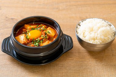 Tofu ve yumurtalı Kimchi Çorbası veya Kore Kimchi Güveci - Kore Yemekleri Geleneksel Tarzı