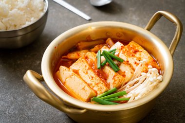 Tofu ve yumurtalı Kimchi Çorbası veya Kore Kimchi Güveci - Kore Yemekleri Geleneksel Tarzı