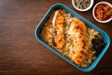 Peynirli fırında somon ve baharatlı miso kasesi.