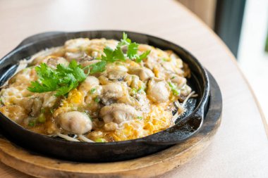 Sıcak tavada fasulye filizi ile istiridye omleti - Asya yemeği tarzı