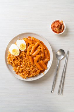 Baharatlı Kore soslu Ramen veya Kore hazır eriştesi ve Tteokbokki - Kore yemeği tarzı