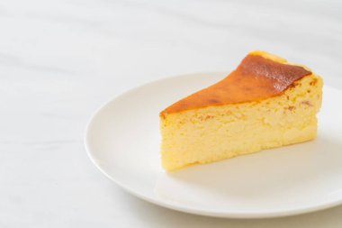 Beyaz tabakta ev yapımı cheesecake.
