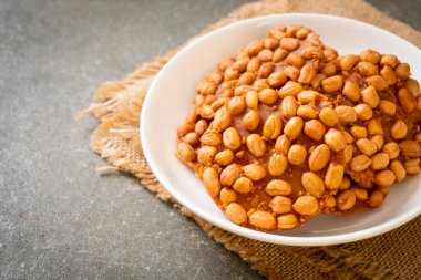 Thai Fıstık Kurabiyeleri tabakta