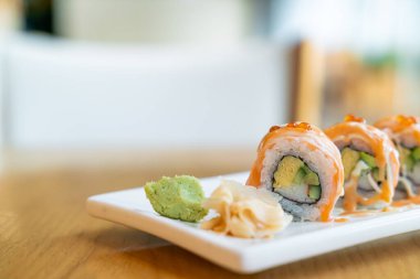 Japon usulü soslu somon dürümü suşi.