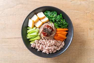 Kore baharatlı soğuk erişte - bibim makguksu ya da bibim guksu - Kore yemek tarzı