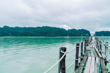 Khanom 'daki Talet Körfezi' ndeki ahşap köprü, Tayland 'daki Nakhon Sri Thammarat turizm beldesi