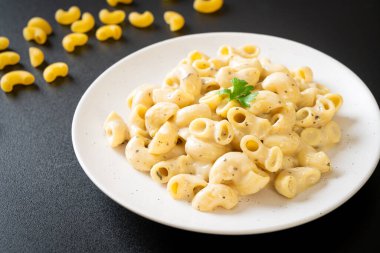 Fırında makarna ve peynir.