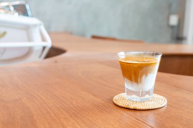 Kahve dükkanında kirli kahve bardağı (sıcak espresso ile kaplanmış soğuk süt)