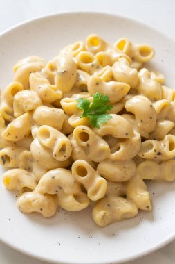 Fırında makarna ve peynir.