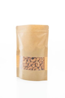 Beyaz arka planda izole edilmiş kaju fıstığı torbası.