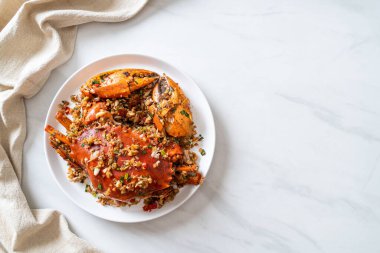 Baharatlı Tuz ve Biberli Kızarmış Yengeç - Deniz ürünleri tarzı