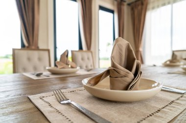 Yemek masasının üzerindeki peçeteleri kapat.