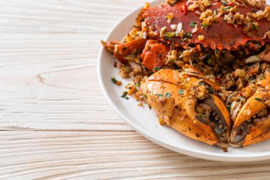 Baharatlı Tuz ve Biberli Kızarmış Yengeç - Deniz ürünleri tarzı