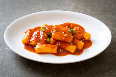 Baharatlı soslu Kore pirinç keki çubuğu (Tteokbokki) - Kore yemeği tarzı