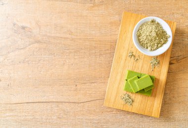 Taze ve yumuşak kibrit, yeşil çay tozlu yeşil çikolata.