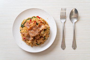 Tayland usulü fesleğenli kızarmış pilav ve domuz eti.