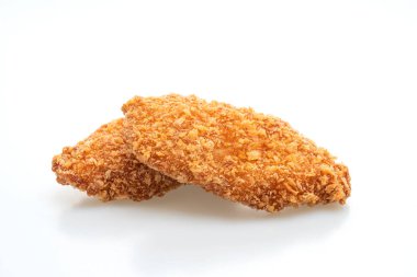 Kızarmış tavuk göğsü bifteği beyaz arka planda izole edilmiş.