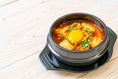 Tofu ve yumurtalı Kimchi Çorbası veya Kore Kimchi Güveci - Kore Yemekleri Geleneksel Tarzı